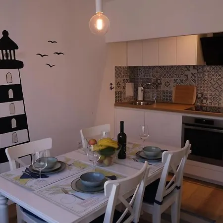 Apartment Captain's **** *