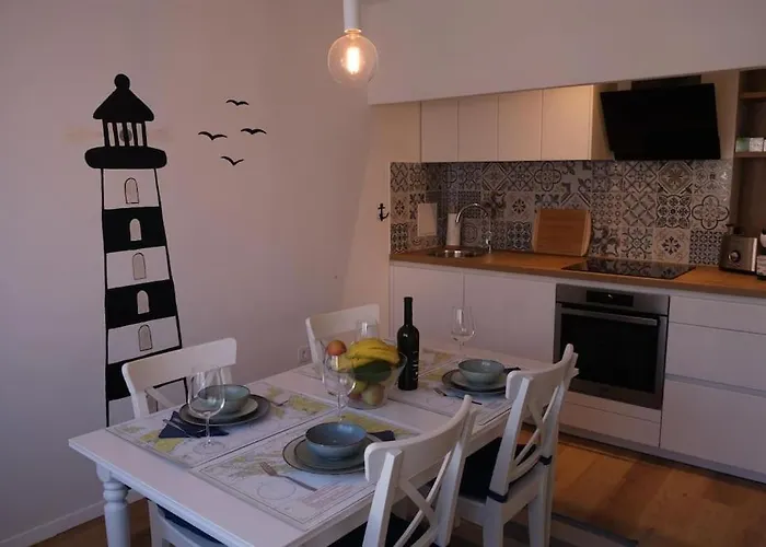 Apartment Captain's **** *