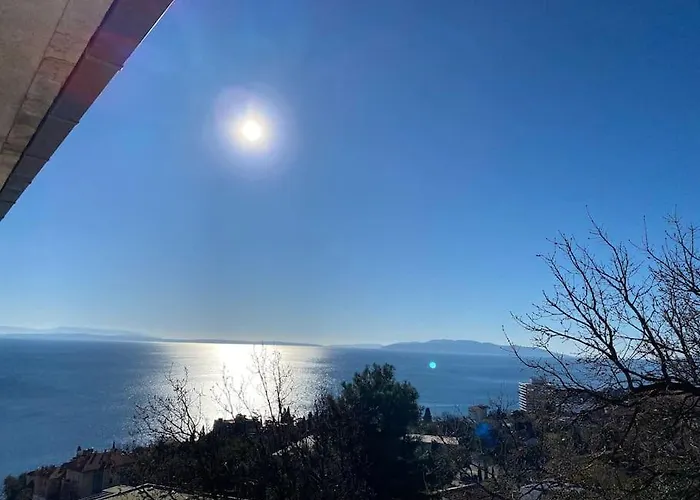 Apartment Captain's **** *